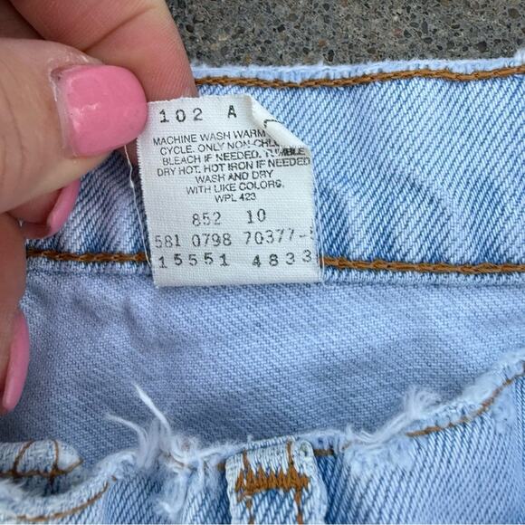 90s Levi’s 550 Relaxed Fit Tapered Leg Ladies 10 REG Light Blue Jeans worn in - Picture 5 of 10